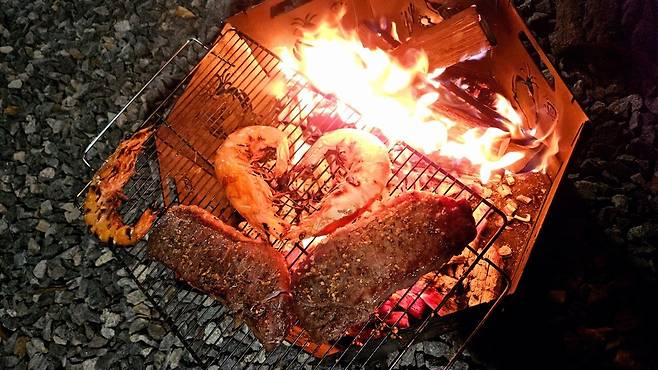 20241102_182551.jpg 캠핑 2일차) 저녁은 소고기와 자연산 대하 그리고 무늬오징어!!!!