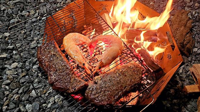 20241102_182901.jpg 캠핑 2일차) 저녁은 소고기와 자연산 대하 그리고 무늬오징어!!!!