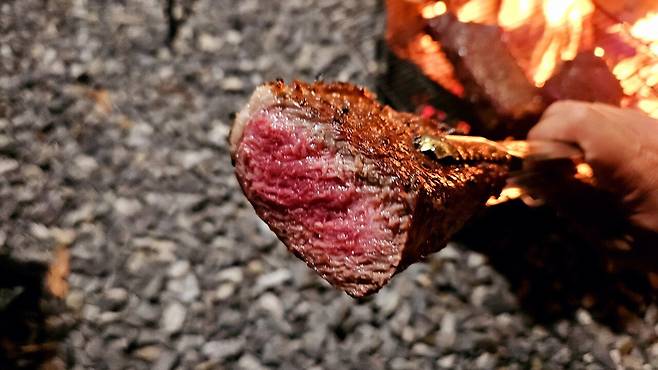 20241102_183756.jpg 캠핑 2일차) 저녁은 소고기와 자연산 대하 그리고 무늬오징어!!!!