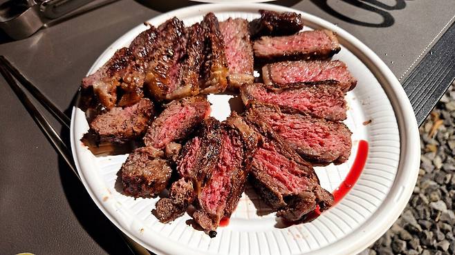 20241102_184530.jpg 캠핑 2일차) 저녁은 소고기와 자연산 대하 그리고 무늬오징어!!!!