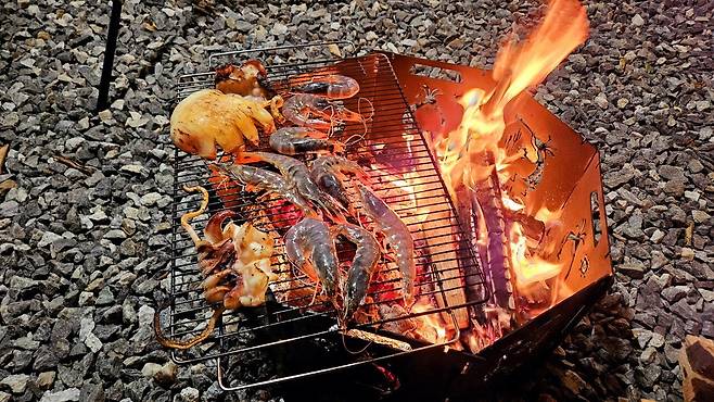 20241102_185548.jpg 캠핑 2일차) 저녁은 소고기와 자연산 대하 그리고 무늬오징어!!!!