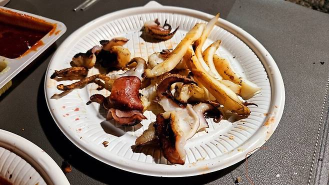 20241102_192003.jpg 캠핑 2일차) 저녁은 소고기와 자연산 대하 그리고 무늬오징어!!!!