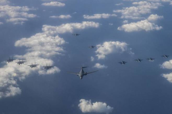 한미일은 지난해 12월 20일 미국의 B-1B 전략폭격기가 전개한 가운데, 제주 동방의 한일 간 방공식별구역(ADIZ) 중첩구역에서 한·미·일 공중훈련을 실시했다고 밝혔다. 사진은 한미일 공중훈련 모습. (자료 사진) 사진=합참 제공