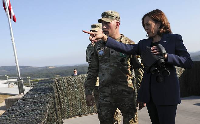 카멀라 해리스 미국 부통령이 2022년 9월 29일 판문점 비무장지대(DMZ)를 방문해 군사 관측소에서 북한 쪽을 바라보고 있다. 파주/AP 연합뉴스