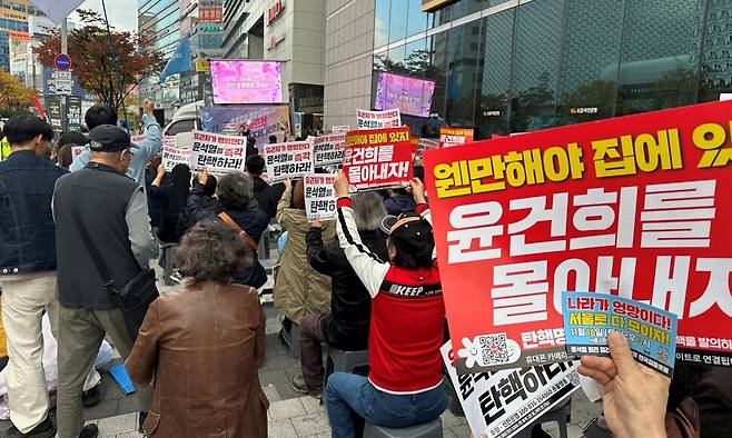 3일 오후 대전 둔산동에서 열린 ‘윤석열 탄핵 대전유권자대회’에서 참석자들이 윤석열 정권 퇴진 손팻말을 흔들고 있다. 송인걸 기자