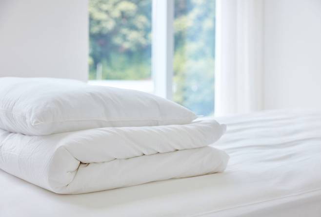 이불 위생을 위해선 이불을 펼쳐 정돈하기보다는 이불을 털고 개어 한쪽에 놓는 게 가장 좋다./사진=게티이미지뱅크