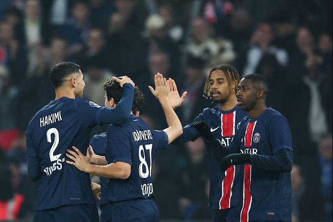 우스만 뎀벨레(오른쪽) 득점 후 기뻐하는 PSG 선수들. 사진=AFP 연합뉴스