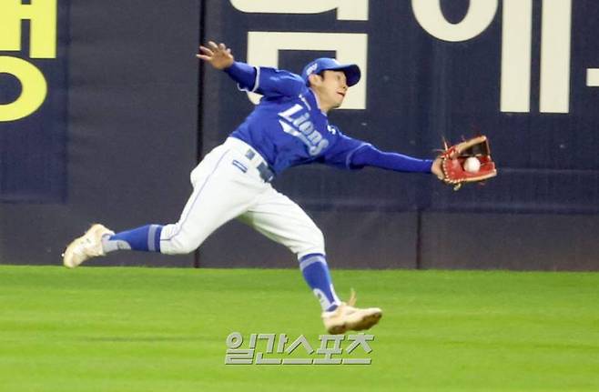 2024 신한 쏠뱅크 KBO 한국시리즈 5차전 삼성과 KIA의 경기가 28일 오후 광주 기아챔피언스필드에서 열렸다. 삼성 중견수 김지찬이 4회 KIA 선두타자 이창진의 깊숙한 타구를 잡아내고있다. 광주=정시종 기자 capa@edaily.co.kr