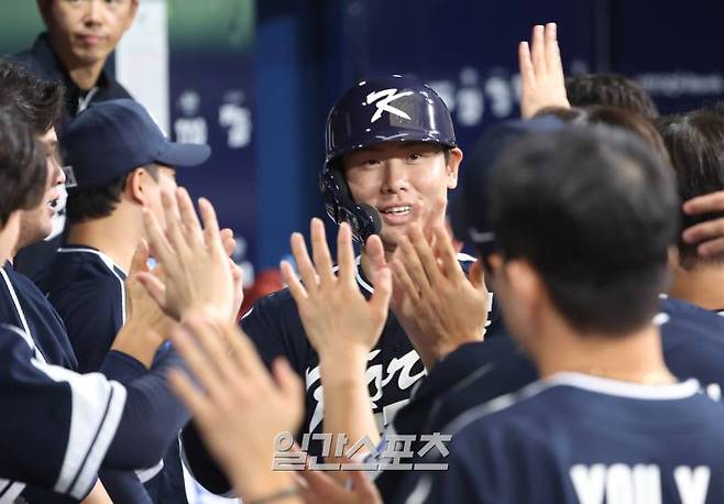 2024 세계야구소프트볼연맹(WBSC) 프리미어12에 참가하는 대한민국 야구대표팀과 쿠바 대표팀과의 평가전 2차전이 2일 오후 서울 고척스카이돔에서 열렸다. 4회초 1사 2루 송성문의 적시타에 홈인한 홍창기가 동료들의 축하를 받고 있다. 고척=김민규 기자 mgkim1@edaily.co.kr