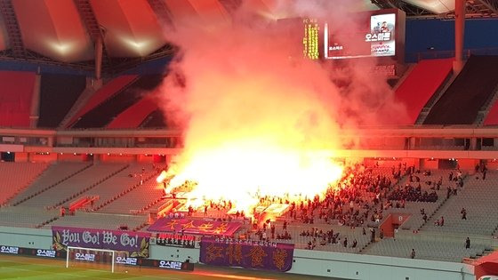 지난 2017년 FA컵 4라운드(32강전)에서 FC 서울과 맞붙은 FC 안양 서포터스가 경기에 앞서 홍염을 터뜨리고 있다. 중앙포토