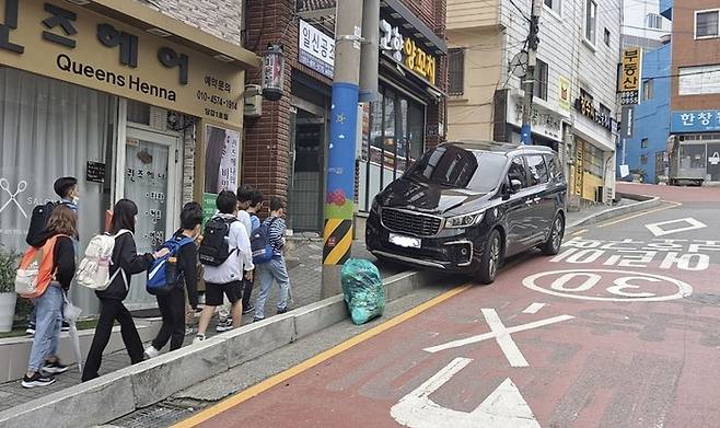 인도 막은 불법 주차 차량. 부산 부산진구 제공