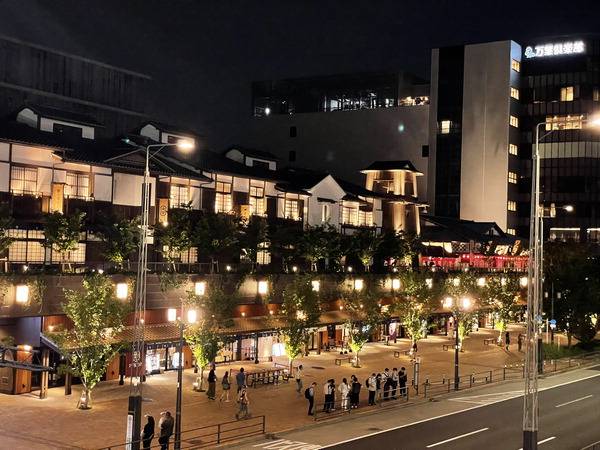 온천과 야경을 함께 즐길 수 있는 일본 도쿄도 도요스 내 관광복합시설 ‘도요스 센캬쿠반라이’의 에도시대를 재현한 장외시장 외관. 일본 도쿄=이유진 기자