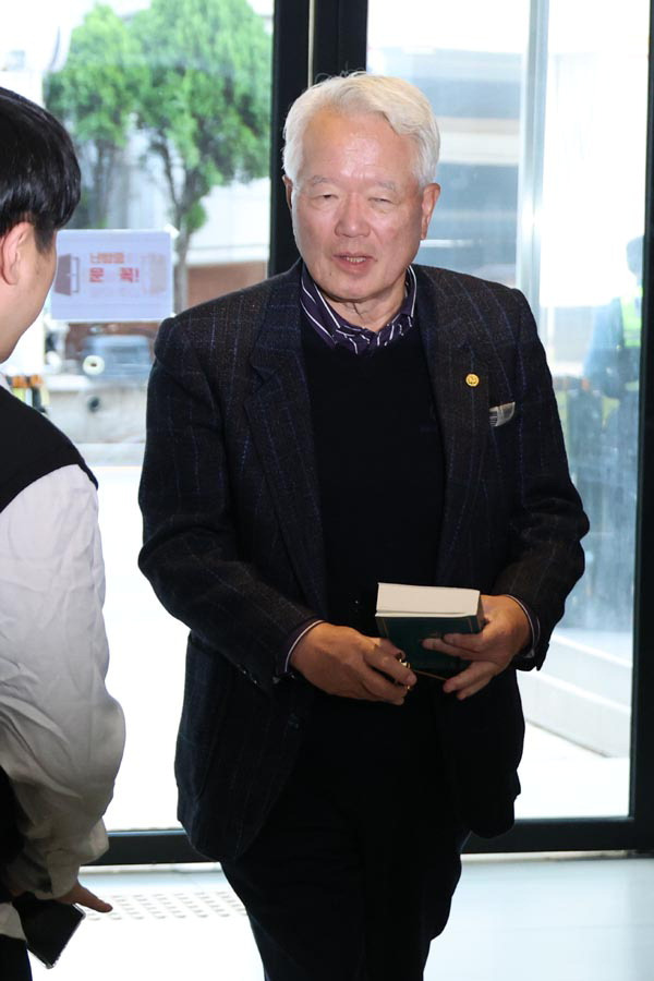 국민의힘 상임고문단 회장인 정의화 전 국회의장이 3일 오후 당정 위기 해결방안 등을 논의하기 위한 상임고문단 비공개 회동을 하려고 서울 여의도 당사로 들어가며 취재진의 질문에 답하고 있다. 연합뉴스