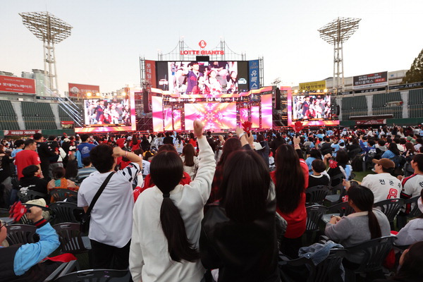 3일 부산 사직구장에서 열린 프로야구 롯데 자이언츠 홈 누적 3000만 관중 돌파 기념 ‘레드 팬스티벌’ 콘서트에서 롯데 팬들이 환호성을 지르고 있다.  롯데 자이언츠 제공