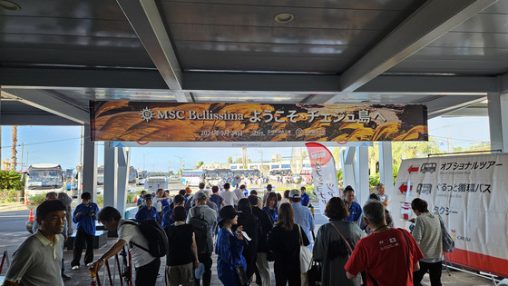 Tourists are seen in front of Shilla Duty Free shop on Jeju Island on Sept. 4. They reportedly arrived at the island on cruise ship from Shanghai, China. [JOONGANG ILBO]