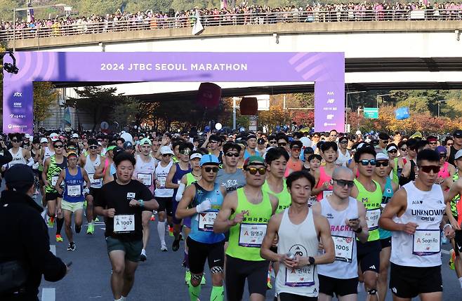 Runners began the 2024 JTBC Seoul Marathon at Sangam World Cup Stadium in Mapo District, western Seoul, on Sunday under a clear autumnal sky. [NEWS1]