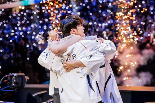 3일(한국 시간) 영국 런던 O2 아레나에서 열린 2024 롤드컵 결승전에서 T1 선수들이 우승을 확정짓고 기뻐하고 있다. 라이엇게임즈 제공