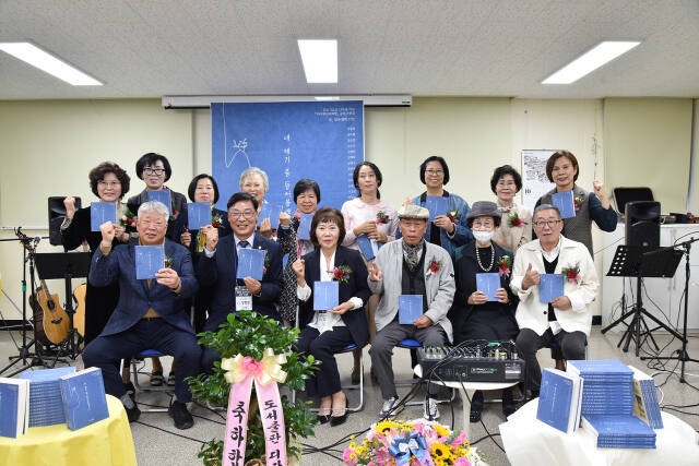 부천 시니어 작가 탄생의 메카인 수필교실 ‘수다쟁이다락방’은 최근 8번째 공동수필집 ‘내 얘기 좀 들어볼래요?’를 출간하고 지난달 31일 출간기념회를 성황리에 마무리했다. 수필교실 수다쟁이다락방 제공