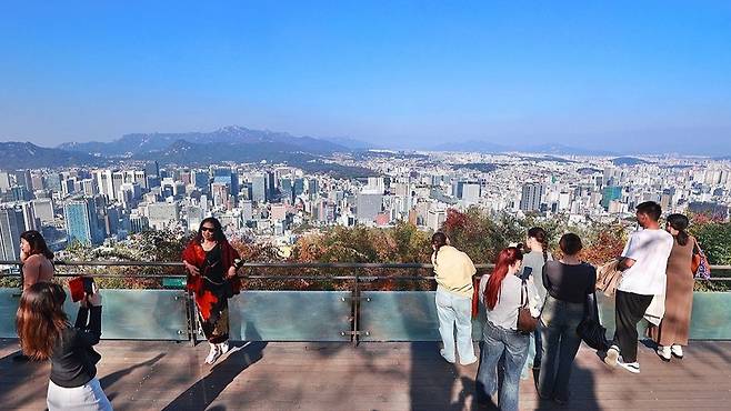 포근한 가을 날씨 만끽/사진=연합뉴스