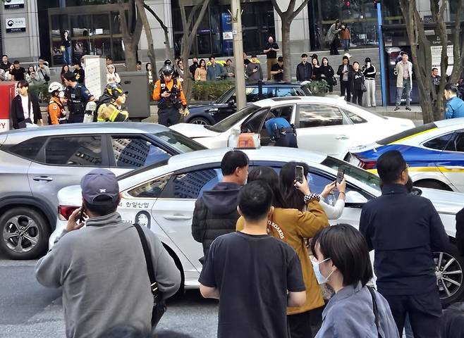 지난 2일 오후 1시 39분께 서울 강남구 역삼동 국기원입구사거리에서 강남역 12번 출구로 향하는 테헤란로에서 20대 여성 A씨가 운전하던 차가 차량 7대를 잇달아 들이받았다. 사진은 현장 모습. [사진 출처 = 연합뉴스]