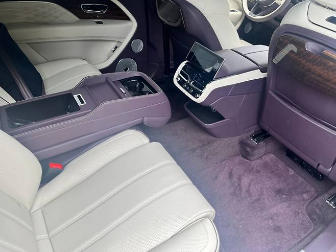 벤틀리 벤테이가 EWB 아주르의 뒷좌석 모습/사진= 임찬영 기자