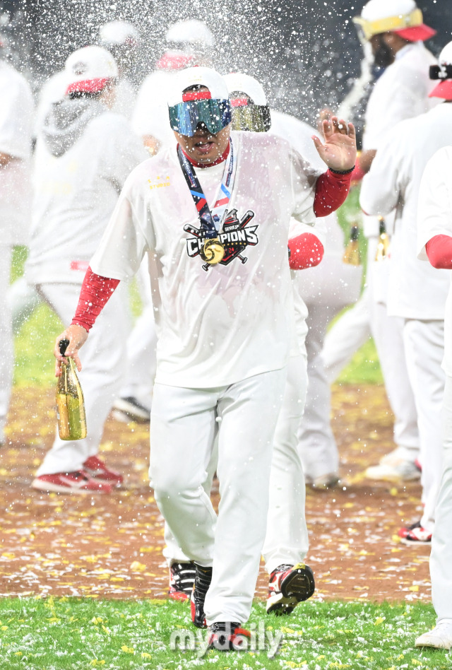 28일 오후 광주광역시 임동 광주기아챔피언스필드에서 진행된 '2024 프로야구 KBO리그 포스트시즌' 한국시리즈 5차전 KIA타이거즈와 삼성라이온즈의 경기. 기아타이거즈가 7-5로 승리하고 우승을 차지했다. 이범호 감독이 샴페인 세리머니를 하고 있다./광주=송일섭 기자 andlyu@mydaily.co.kr