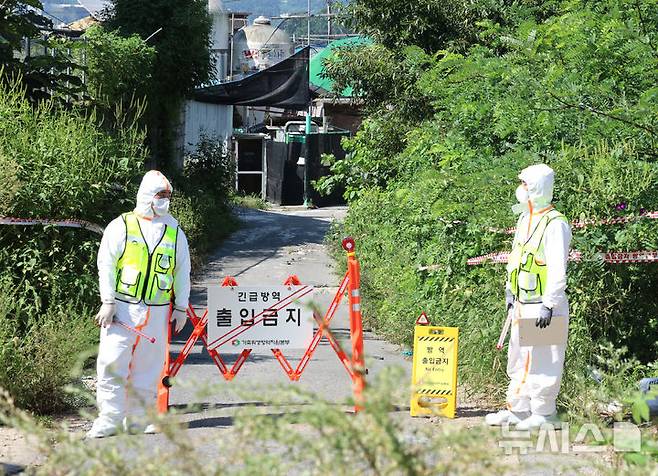 [김포=뉴시스] 전진환 기자 = 지난 8월31일 오전 아프리카돼지열병(ASF)이 발생한 경기도 김포시 소재 한 양돈농장에서 가축위생방역지원본부 관계자들이 농장 입구에서 외부인의 출입을 통제하고 있는 모습. 2024.08.31. amin2@newsis.com