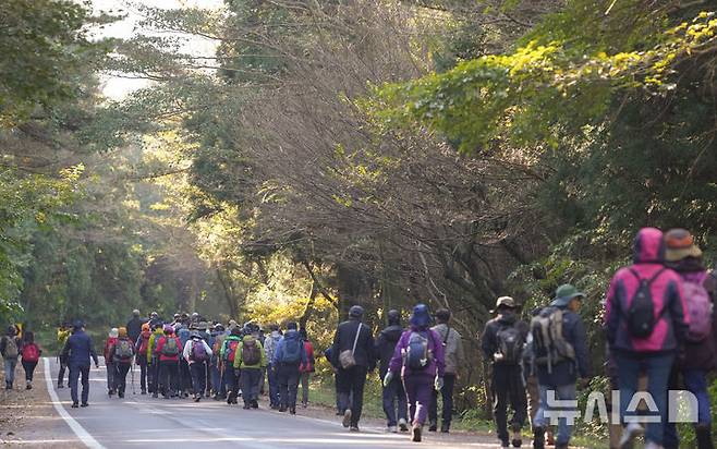 [제주=뉴시스] 3일 오전 제주 한라산 어승생 유원지에서 제14회 한라산 고상돈로 걷기대회가 열리고 있다. (사진=제주도 제공) 2024.11.03. photo@newsis.com