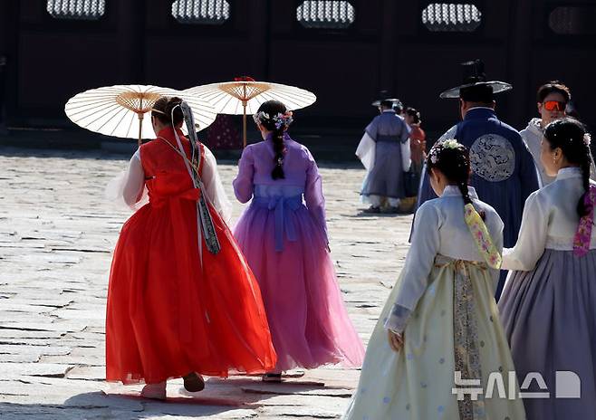 [서울=뉴시스] 김명원 기자 = 전국이 대체로 맑은 가운데 낮 기온이 20도 이상으로 올라 포근한 날씨를 보인 3일 관광객들이 서울 종로구 경복궁을 산책하고 있다. 2024.11.03. kmx1105@newsis.com