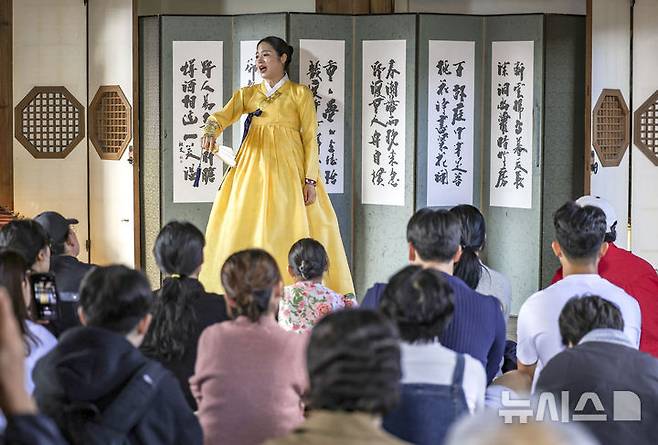 [서울=뉴시스] 정병혁 기자 = 3일 서울 중구 남산골한옥마을에서 열린 제2회 월드판소리페스티벌에서 판소리 공연이 펼쳐지고 있다. 2024.11.03. jhope@newsis.com