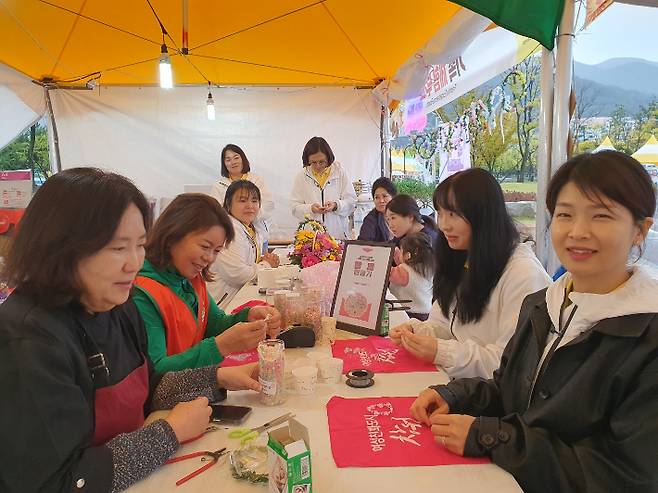 창원시 여성단체협의회 서희정 명예회장(사진 왼쪽)과 김미양 회장이 팔찌만들기 재능기부를 하고 있다. 창원시 제공