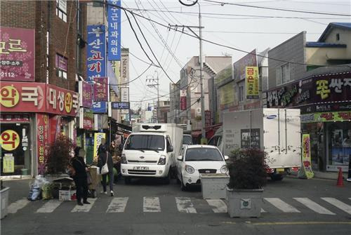 통행량이 많은 상점가 한가운데 세워진 차량. 부산진구