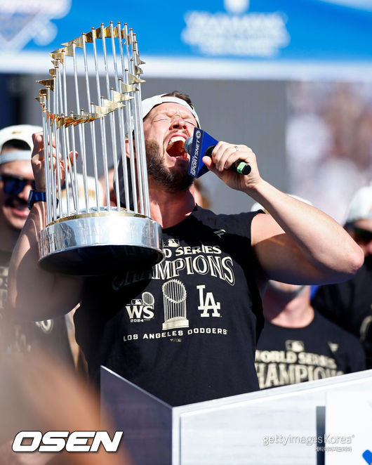 [사진] LA 다저스 클레이튼 커쇼가 월드시리즈 우승 트로피를 들고 기뻐하고 있다. ⓒGettyimages(무단전재 및 재배포 금지)