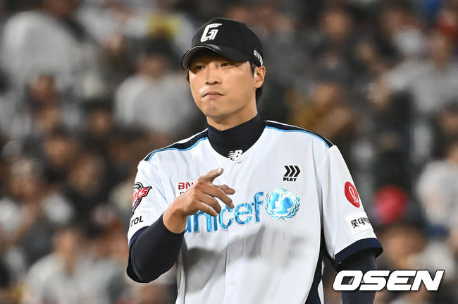 [OSEN=부산, 이석우 기자] 25일 부산 사직야구장에서 2024 신한 SOL 뱅크 KBO 리그 롯데 자이언츠와 LG 트윈스의 경기가 열렸다. 홈팀 롯데는 김진욱이 선발 출전하고 LG 트윈스는 최원태가 선발 출전했다.롯데 자이언츠 구승민이 7회초 2사 1루 나승엽에게 사인을 보내고 있다. 2024.07.25 / foto0307@osen.co.kr