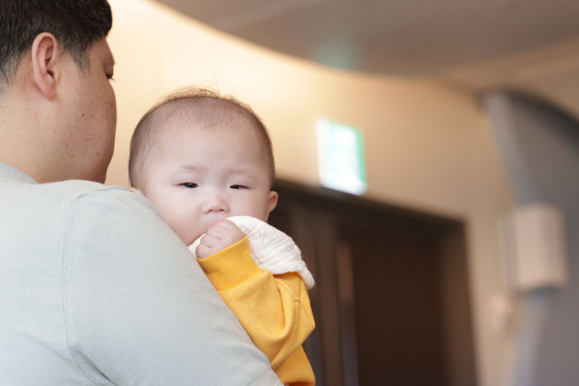 '임산부의 날'을 맞아 지난달 10일 오전 경기도 고양시 일산차병원에서 아기를 안은 아빠가 임신과 출산 특강을 듣고 있다. 사진은 기사 내용과 상관 없음. 연합뉴스