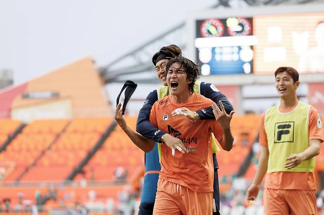 제주 유냐이티드 김주공이 3일 대구 FC와의 원정 경기에서 막판 동점 골을 넣은 뒤 기뻐하고 있다. 프로축구연맹 제공