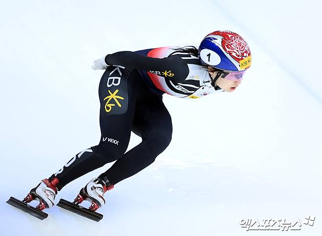 11일 오후 서울 양천구 목동아이스링크에서 열린 2023 KB금융 국제빙상경기연맹(ISU) 쇼트트랙 세계선수권대회가 열렸다.  여자 1500m 1조 경기에서 최민정이 질주를 하고 있다. 엑스포츠뉴스 DB