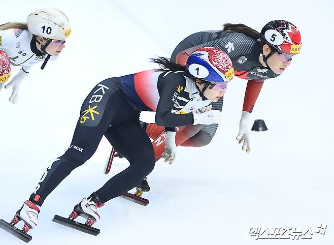 11일 오후 서울 양천구 목동아이스링크에서 열린 2023 KB금융 국제빙상경기연맹(ISU) 쇼트트랙 세계선수권대회가 열렸다.  여자 1500m 1조 경기에서 최민정이 추월을 시도하고 있다. 엑스포츠뉴스 DB