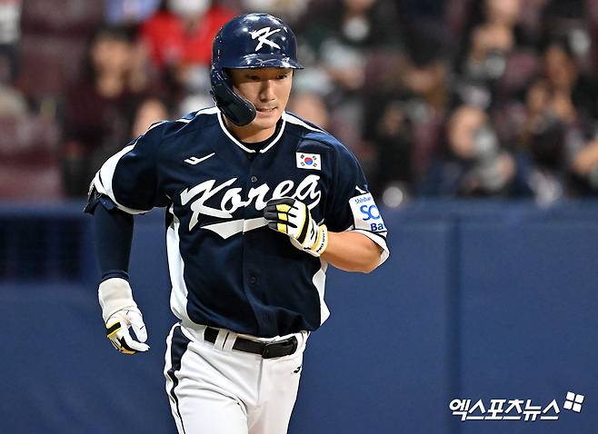 대표팀 내야수 신민재는 2일 고척스카이돔에서 열린 '2024 K-BASEBALL SERIES with TVING' 쿠바 대표팀과 평가전에서 9번타자 2루수로 선발 출전했다. 이날 멀티히트를 쳐 팀 승리에 보탬이 됐다. 그는 멀티플레이어로 주포지션은 내야지만, 팀 상황상 부족한 팀 외야진을 채워야 한다. 고척, 김한준 기자