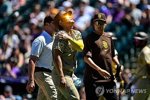 김하성이 올해 미국 메이저리그 정규시즌 경기에서 1루 출루 후 투수의 견제에 헤드 퍼스트 슬라이딩을 하다 어깨를 다친 뒤 교체되고 있다. 김하성은 올 시즌 종료 후 샌디에이고 파드리스와의 상호 옵션을 거부한 뒤 자유계약 시장에 나왔다. 당초 총액 1억 달러 이상의 대규모 계약을 맺을 것이란 전망이 많았지만 시즌 도중 생긴 부상으로 오른쪽 어깨 수술을 받으며 예상 계약 규모가 줄었다. FA 시장에서 어떤 평가를 받게 될지 시선이 쏠린다. AFP/연합뉴스