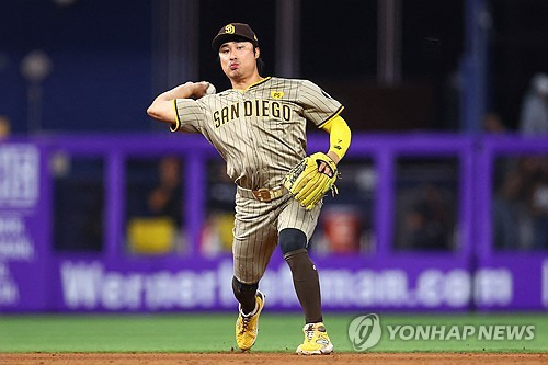 김하성이 올해 미국 메이저리그 정규시즌 경기에서 수비하고 있다. 김하성은 올 시즌 종료 후 샌디에이고 파드리스와의 상호 옵션을 거부한 뒤 자유계약 시장에 나왔다. 당초 총액 1억 달러 이상의 대규모 계약을 맺을 것이란 전망이 많았지만 시즌 도중 생긴 부상으로 오른쪽 어깨 수술을 받으며 예상 계약 규모가 줄었다. FA 시장에서 어떤 평가를 받게 될지 시선이 쏠린다. AFP/연합뉴스