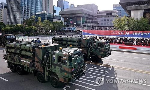 중거리 지대공 유도무기 '천궁' 시가행진 (서울=연합뉴스) 홍해인 기자 = 건군 76주년 국군의날 시가행진이 열린 지난달 1일 서울 광화문 광장 일대에서 중거리 지대공 유도무기 '천궁'이 이동하고 있다. 2024.10.1 hihong@yna.co.k