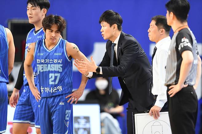 벨란겔과 강혁 감독 [KBL 제공. 재판매 및 DB금지]