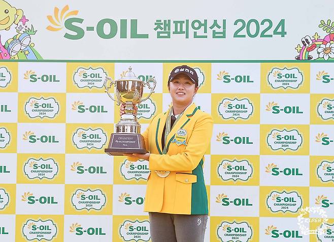 마다솜, KLPGA 투어 에쓰오일 챔피언십 우승 (서울=연합뉴스) 마다솜이 한국여자프로골프(KLPGA) 투어 에쓰오일 챔피언십(총상금 9억원) 정상에 올랐다. 
    마다솜은 3일 제주도 제주시 엘리시안 제주(파72·6천752야드)에서 열린 대회 마지막 날 3라운드에서 버디만 5개를 치고 5언더파 67타를 기록했다. 사진은 이날 우승 트로피 든 마다솜. 2024.11.3 [KLPGA 제공. 재판매 및 DB 금지] photo@yna.co.kr