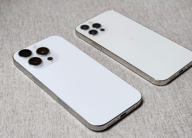 아이폰16 프로(왼쪽), 아이폰12 프로(오른쪽). 외관 차이는 크지 않지만, 크기가 커지고 무거워졌다. 카메라 크기도 두 배 가까이 커진 느낌이다. 당연히 카툭튀(카메라가 튀어나온 부분)도 더 심해졌다./사진=백유진 기자 byj@