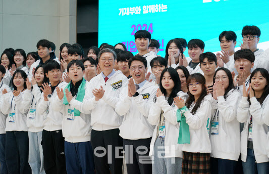 김창범 한경협 부회장과 김윤상 기재부 제2차관이 4일 충남 태안 나라키움 태안정책연수원에서 열린 ‘2024 기업가정신 콜로키움’에 참석해 기념촬영을 하고 있다. (사진=한경협)