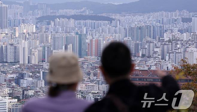 앞으로 1년 뒤 집값 상승을 기대하는 심리가 9개월 만에 비로소 전월비 축소됐다. 한국은행이 23일 발표한 '2024년 10월 소비자동향조사 결과'를 보면 주택가격전망 소비자동향지수(CSI)는 116으로 전월 대비 1포인트(p) 내렸다. 이로써 주택가격전망 CSI는 1월(92) 이후 9개월 만에 하락세를 보였다. 사진은 이날 서울 남산에서 바라본 아파트 단지 모습. 2024.10.23/뉴스1 ⓒ News1 박지혜 기자