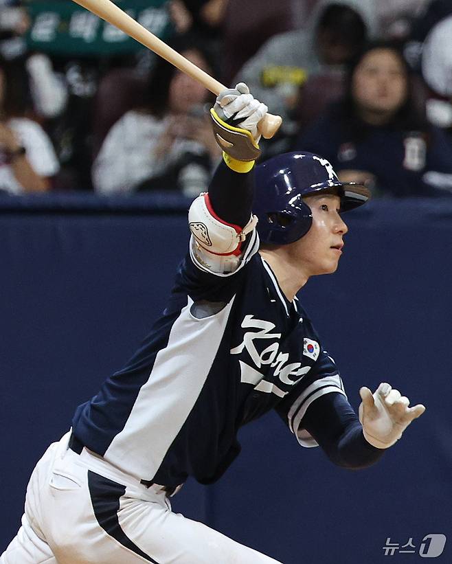 2일 오후 서울 구로구 고척스카이돔에서 열린 '2024 K-BASEBALL SERIES' 대한민국 야구 대표팀과 쿠바 대표팀의 평가전 2차전, 4회초 대한민국 공격 무사 1루 상황에서 박성한이 1타점 2루타를 치고 있다. 2024.11.2/뉴스1 ⓒ News1 장수영 기자