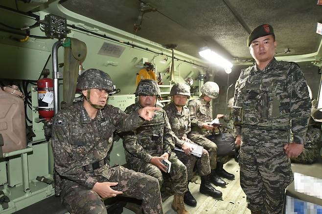 김명수 합참의장이 상륙돌격장갑차(KAAV)에서 임무브리핑을 받고 있다.(합참 제공)