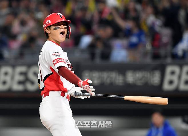 KIA 김도영이 10월28일 광주-기아 챔피언스필드에서 열린 2024 KBO 한국시리즈 5차전 삼성과 경기 5회말 2사 만루 상황에서 삼성 김태훈의 투구가 포수 뒤로 빠지자 주자들에게 소리를 치고 있다. 광주 | 박진업 기자 upandup@sportsseoul.com